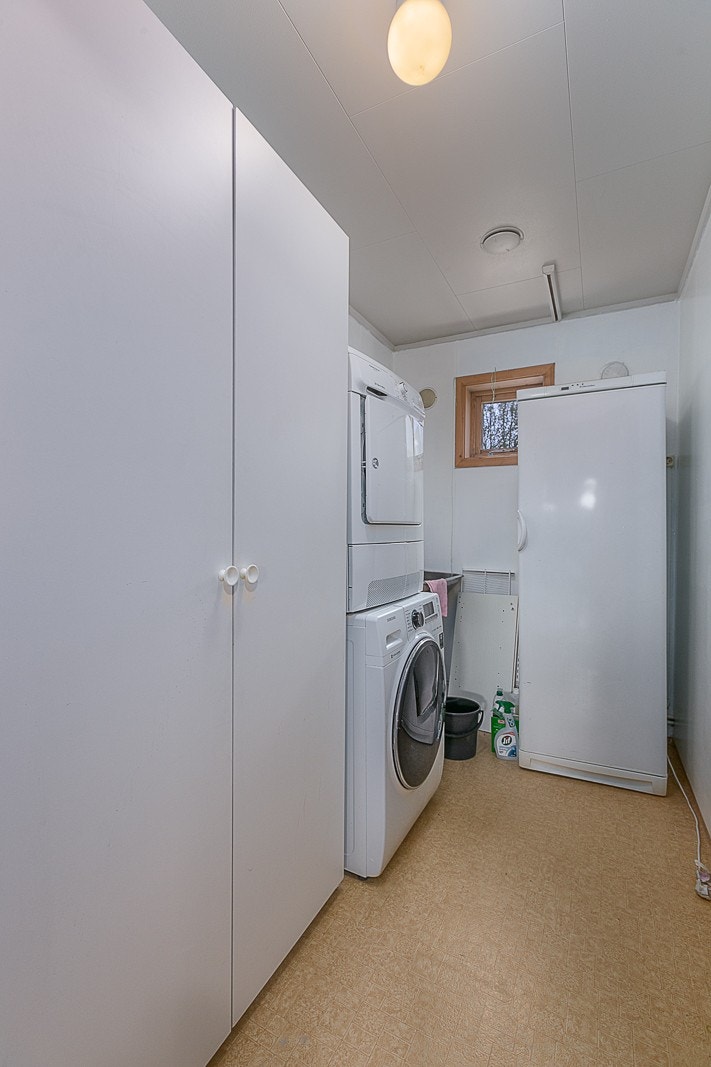 Vaskerom med mye oppbevaring. Galleribilde