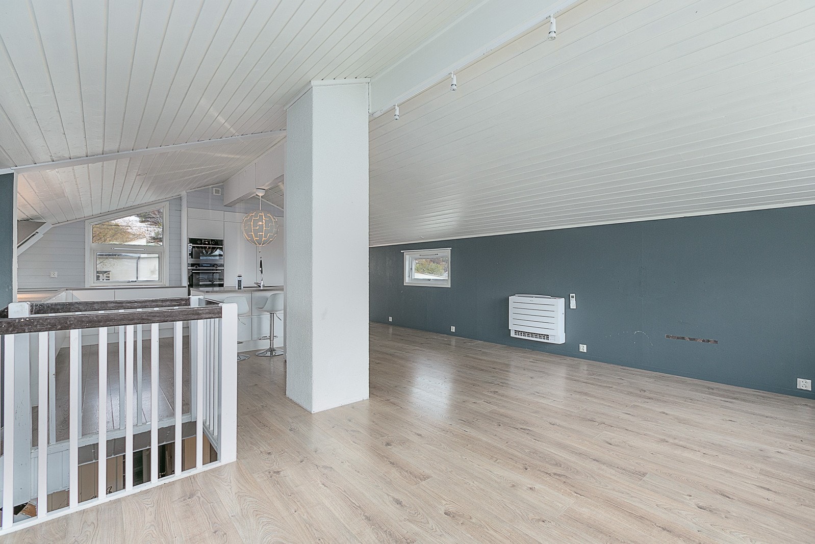 Stue og kjøkken har nytt laminatgulv fra 2022 og ny varmepumpe. Galleribilde