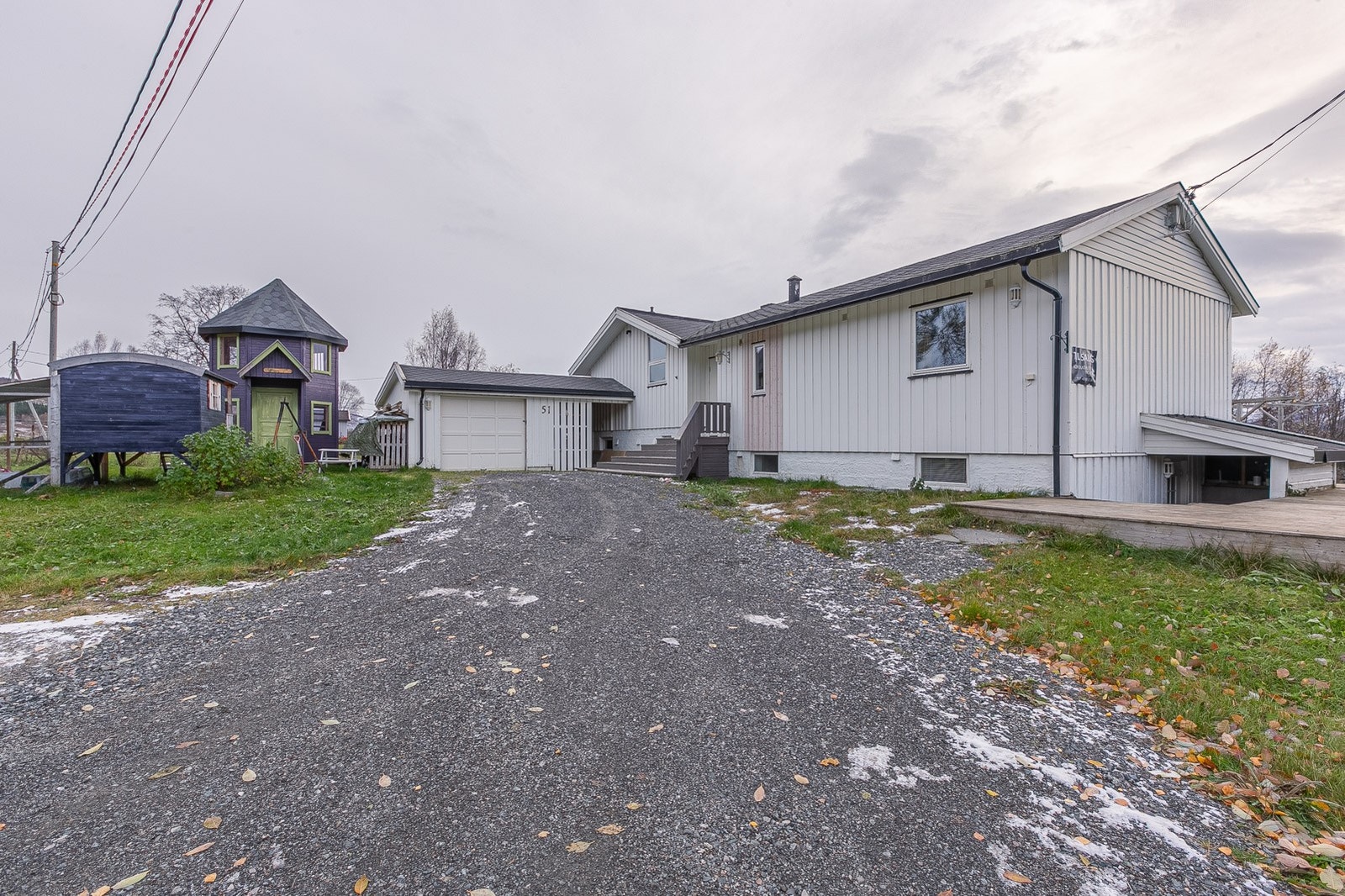 Enebolig i barnevennlig og veletablert boligfelt med fire soverom - nytt bad fra 2023 og kjøkken fra 2017. Galleribilde