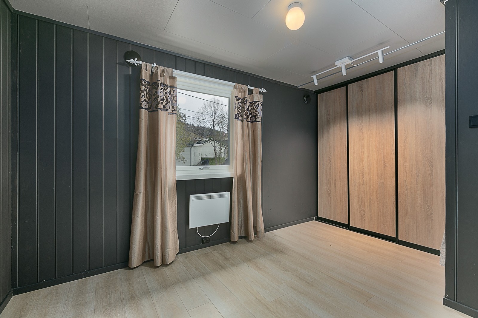 Hovedsoverom med ny garderobe. Galleribilde