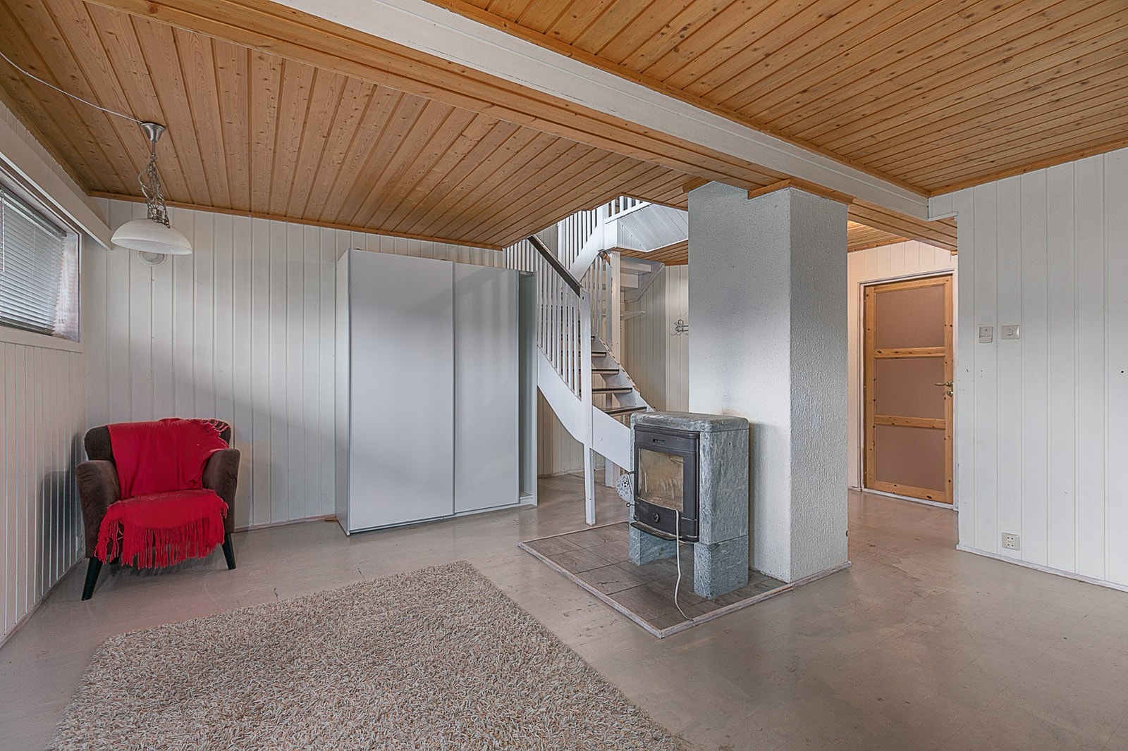 Stue i kjelleretasje med vedfyring. Galleribilde
