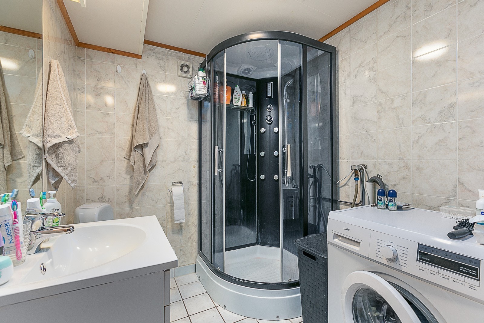 Bad med varmekabler i gulvet. Galleribilde