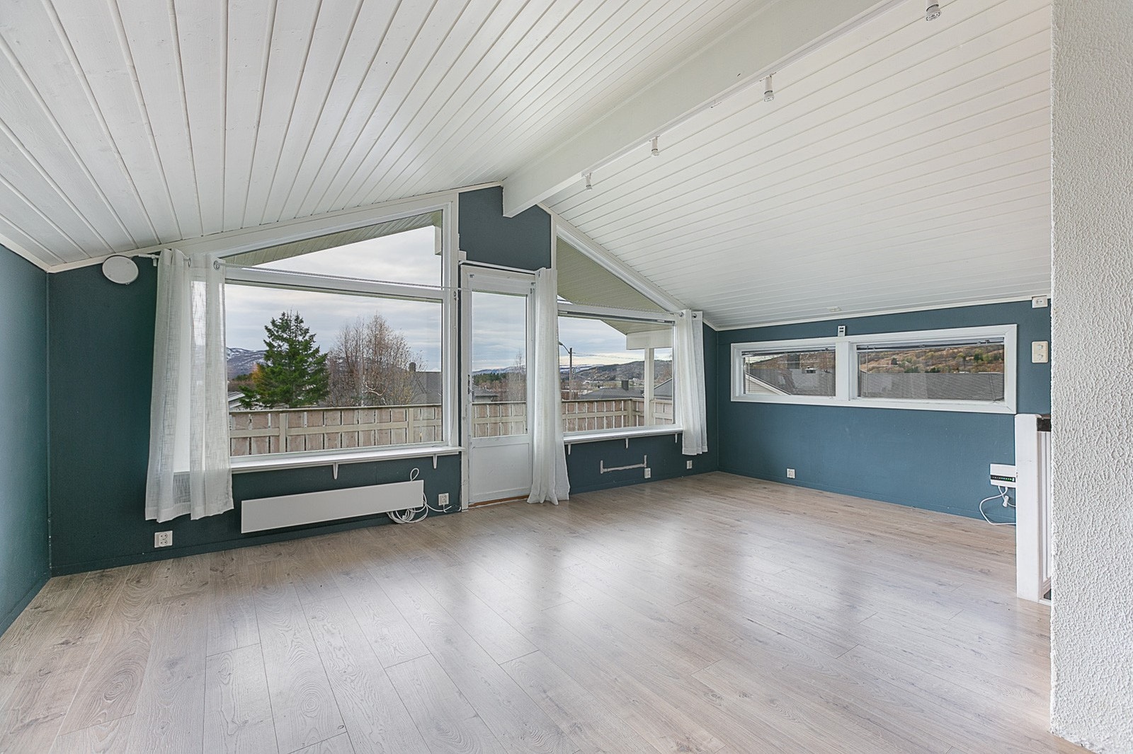 Stue i første etasje med god takhøyde og store vindusflater. Galleribilde