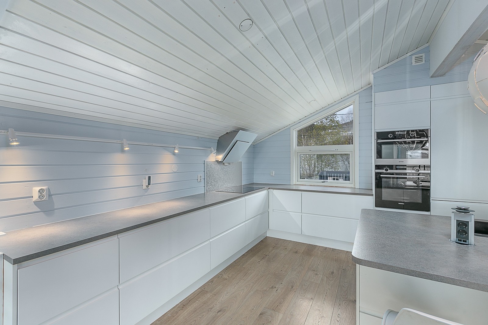 Kjøkkenet har mye benkeplass og godt med oppvebvaring i skuffer. Galleribilde