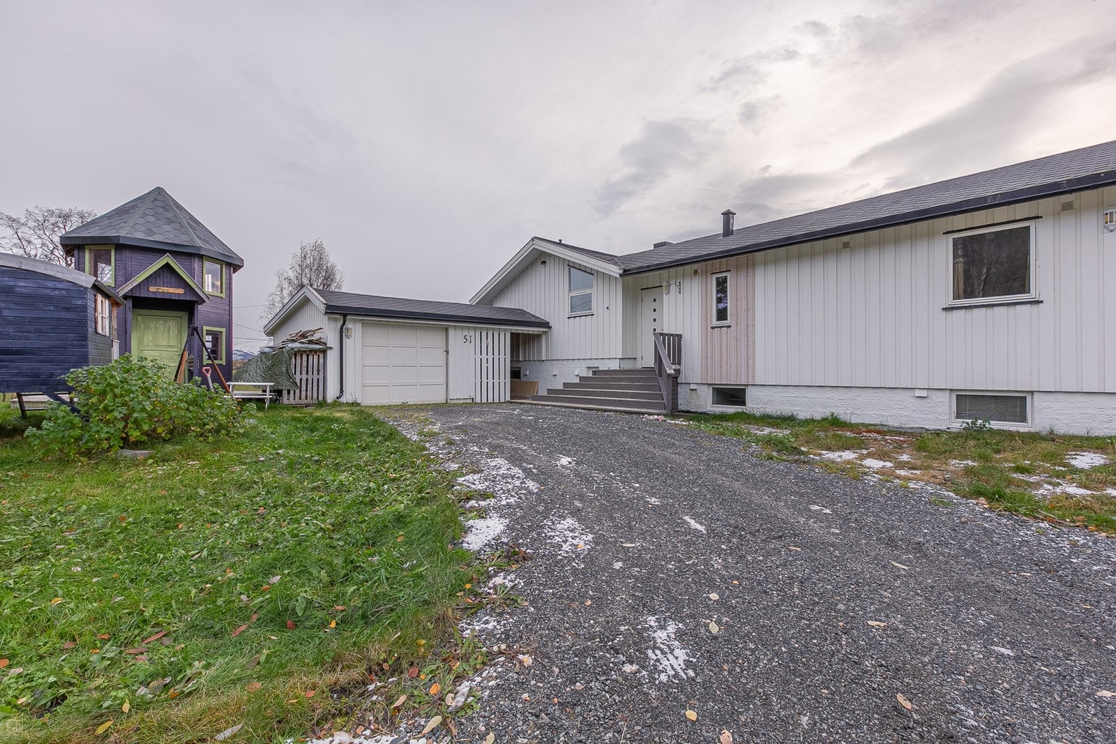 Garasje like ved inngangsparti. Galleribilde