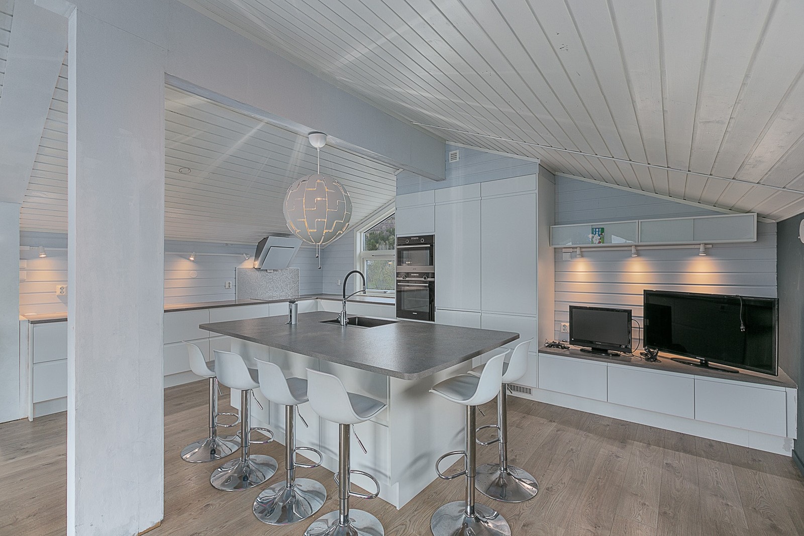 Kjøkkenøy med mye arbeidsplass og spiseplass. Galleribilde