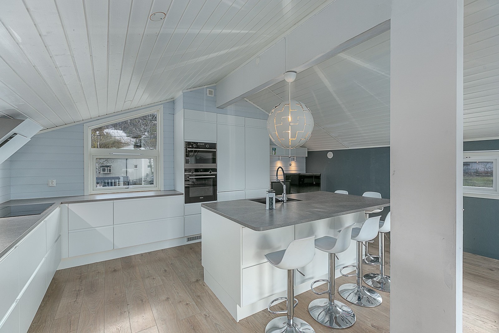 Pent kjøkken fra 2017 med integrerte hvitevarer. Galleribilde