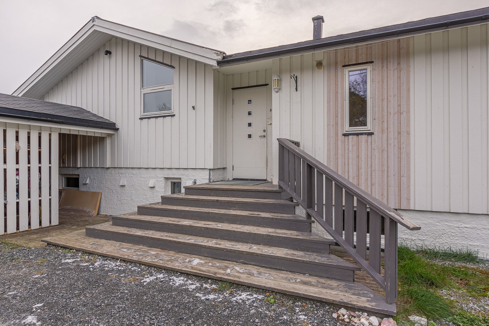 Delvis overbygd inngangsparti. Galleribilde
