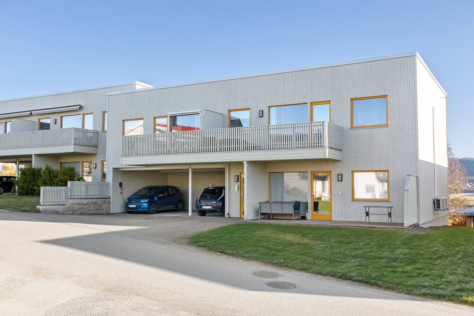 Leiligheten ligger i 2. etasje i en tremannsbolig. Det medfølger parkeringsplass i carport Galleribilde