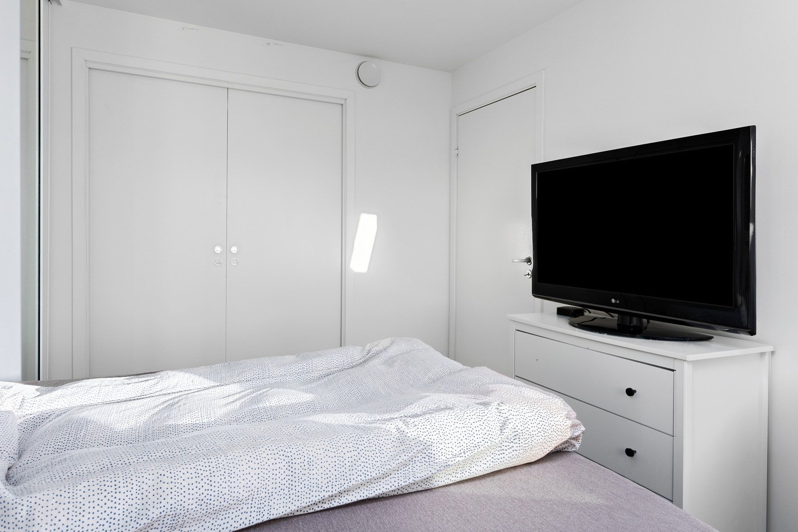 Rommet til tilknyttet en bod som fint kan brukes som walk-in closet Galleribilde