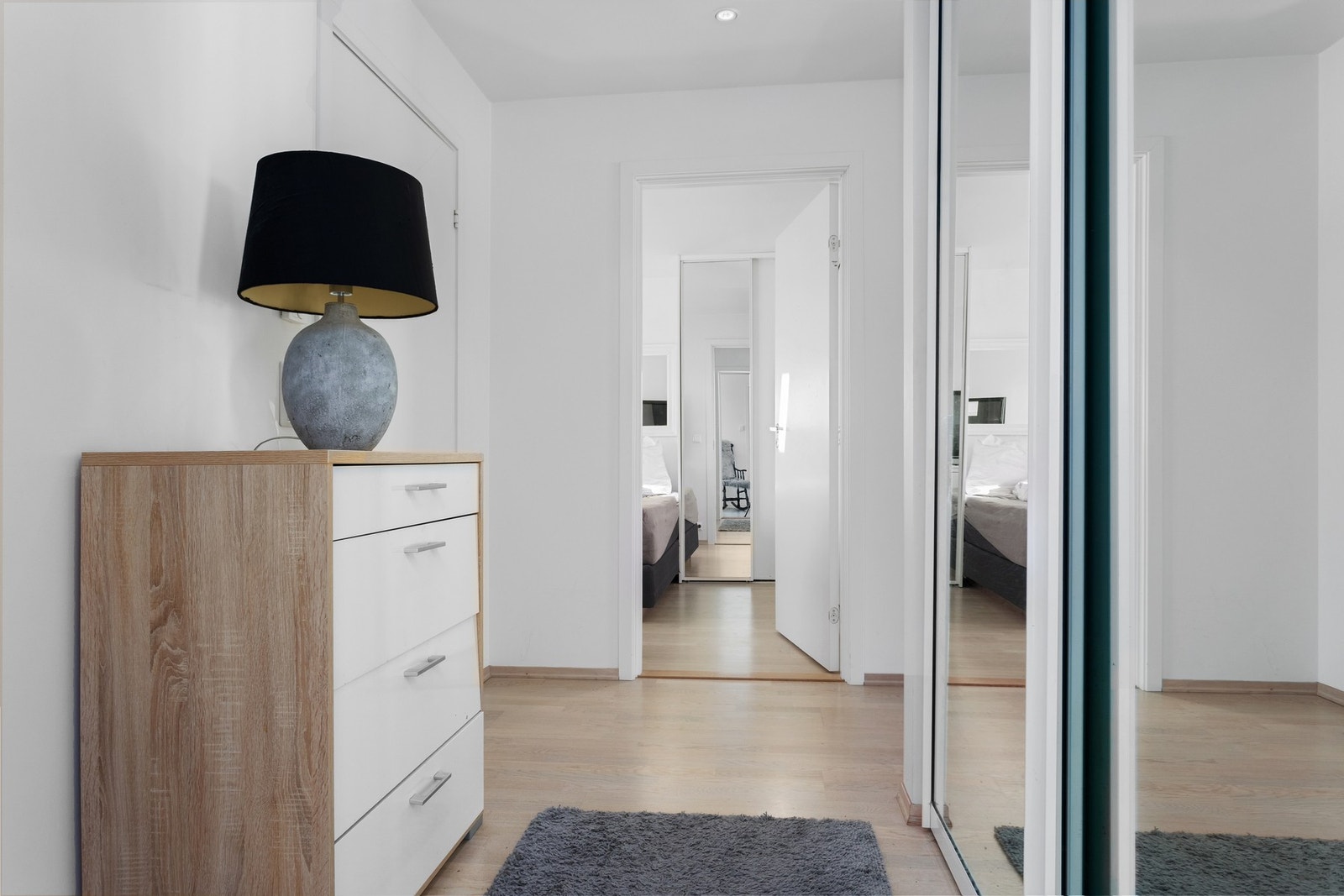 Innbydende gang med skyvedørsgarderobe Galleribilde