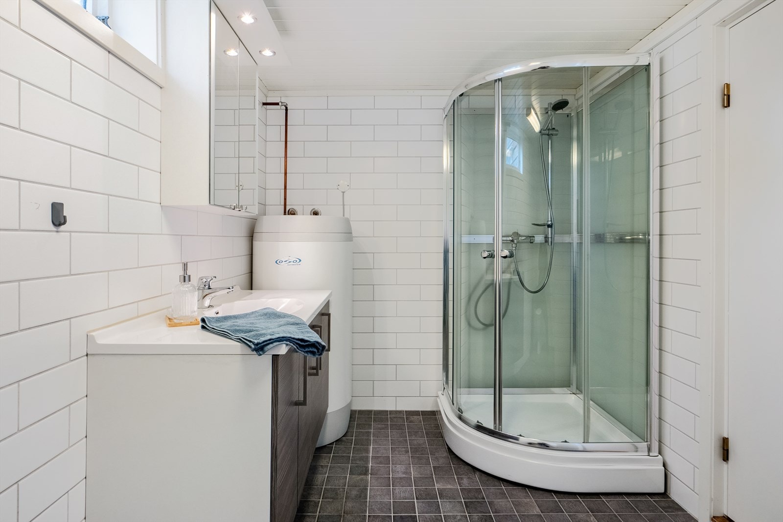 Opplegg for vaskemaskin på badet i kjelleren. Galleribilde