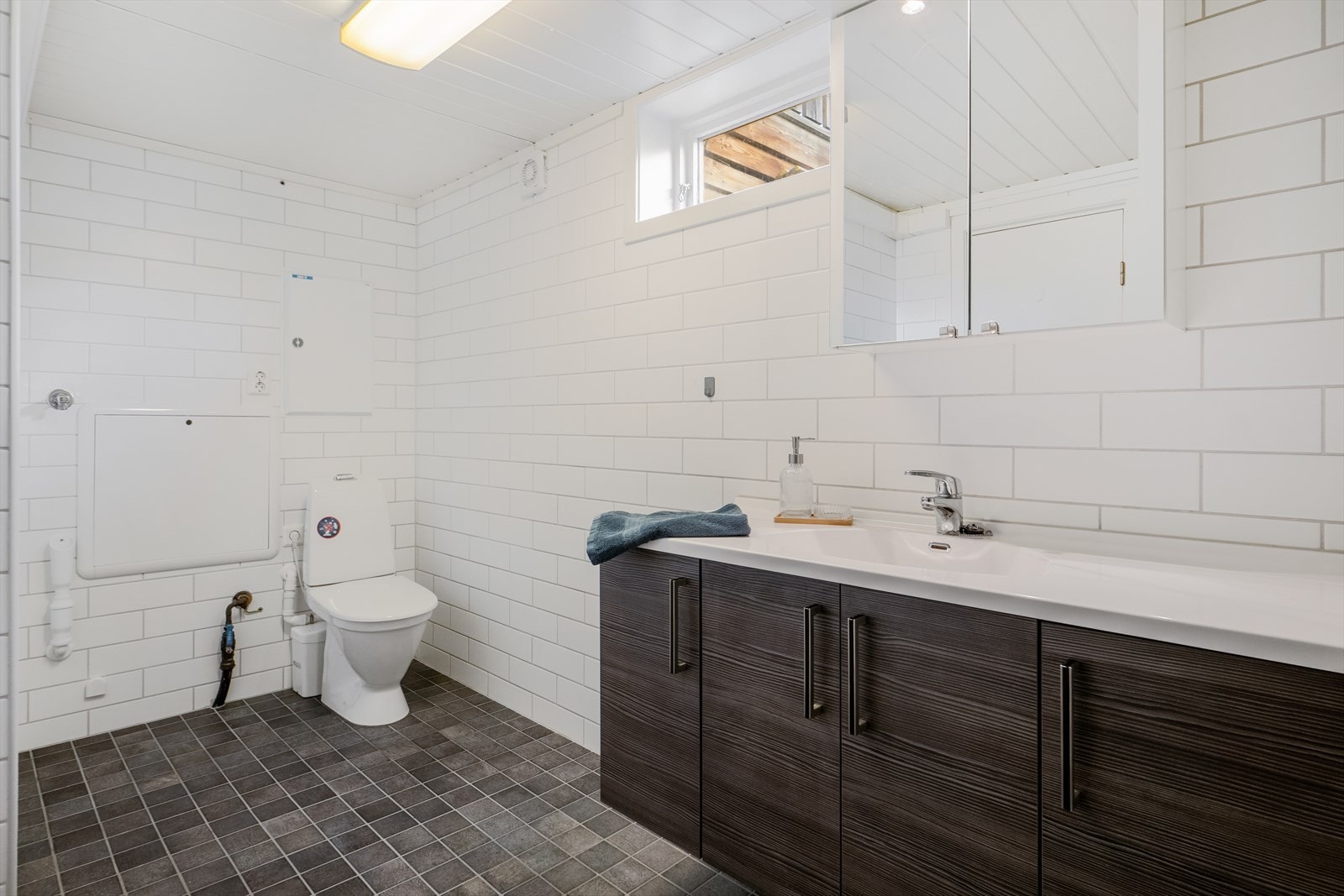 Flislagt bad i kjelleren med elektriske varmekabler i gulvet. Galleribilde