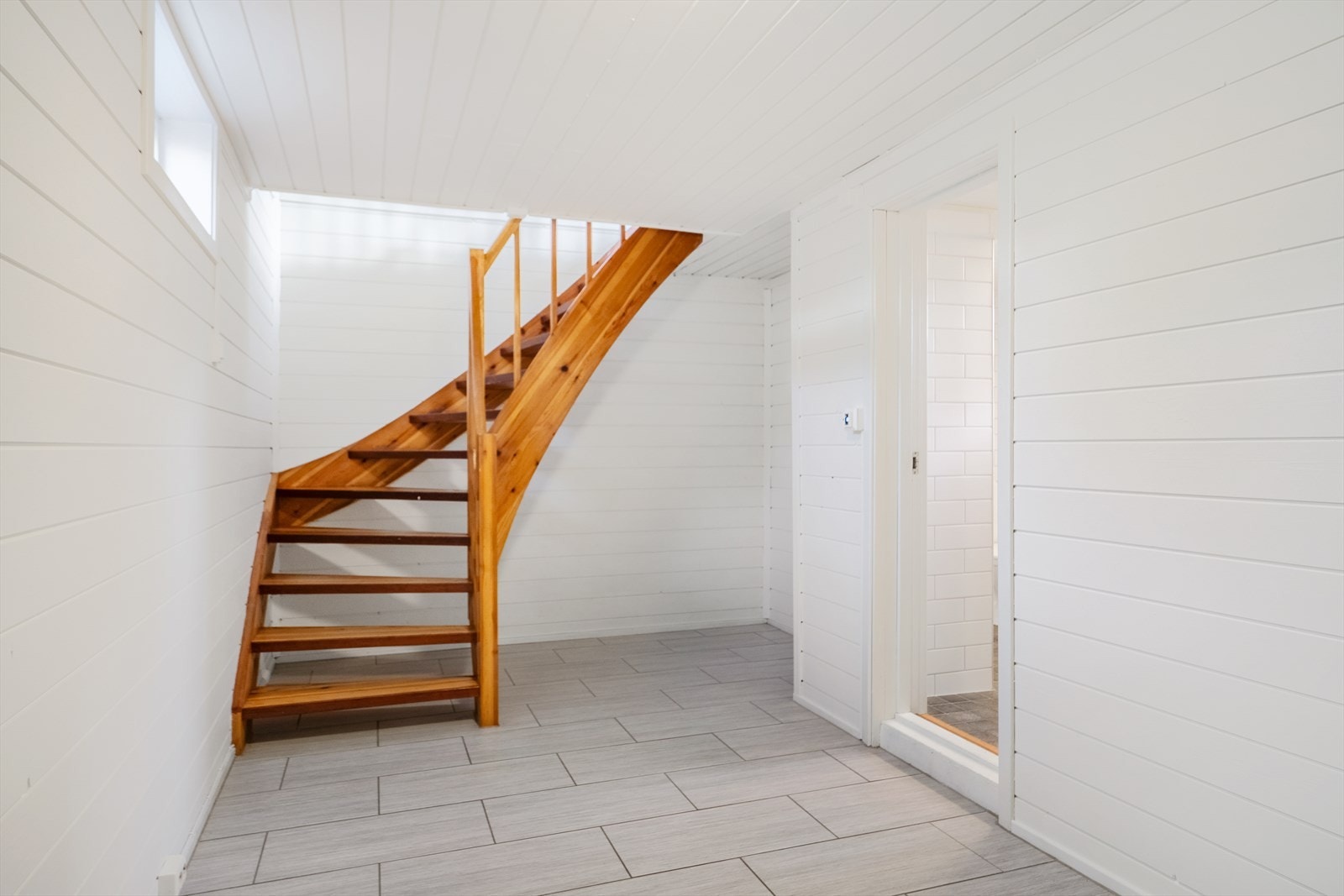 Trapp fra stuen og ned i kjelleren. Galleribilde