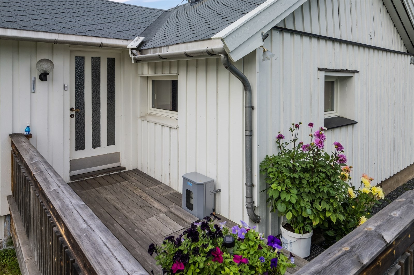 Koselig inngangsparti med platting. Galleribilde