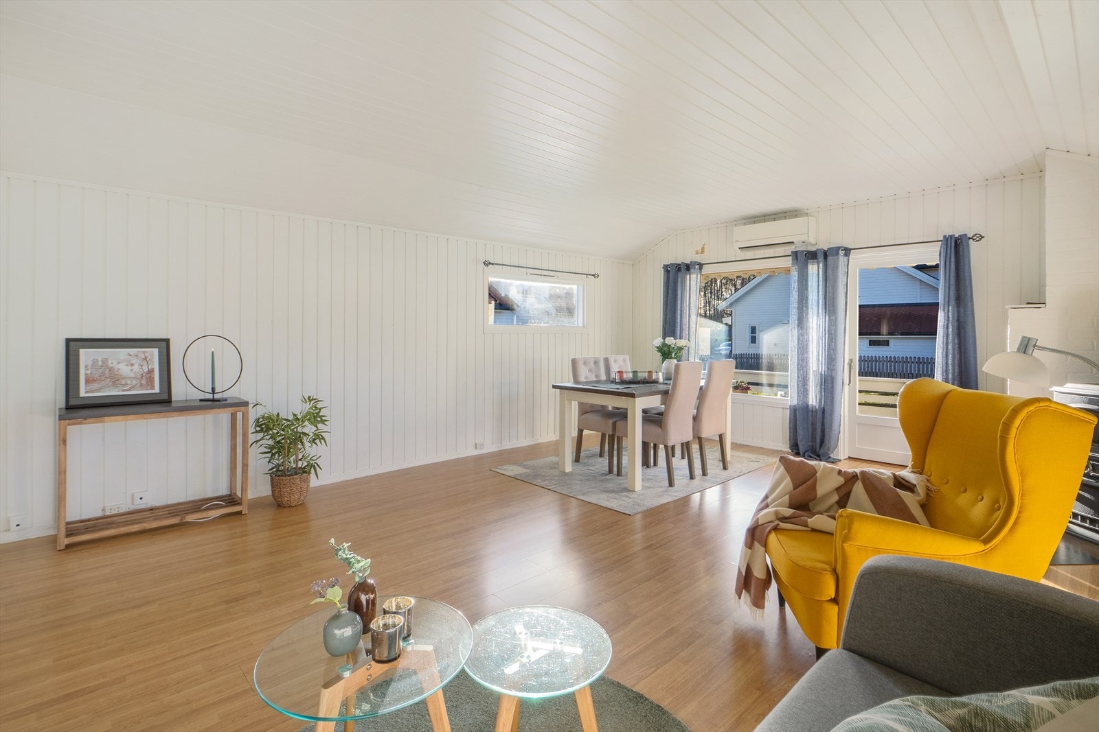 Stuen har varmepumpe, og adkomst til solrik terrasse. Galleribilde