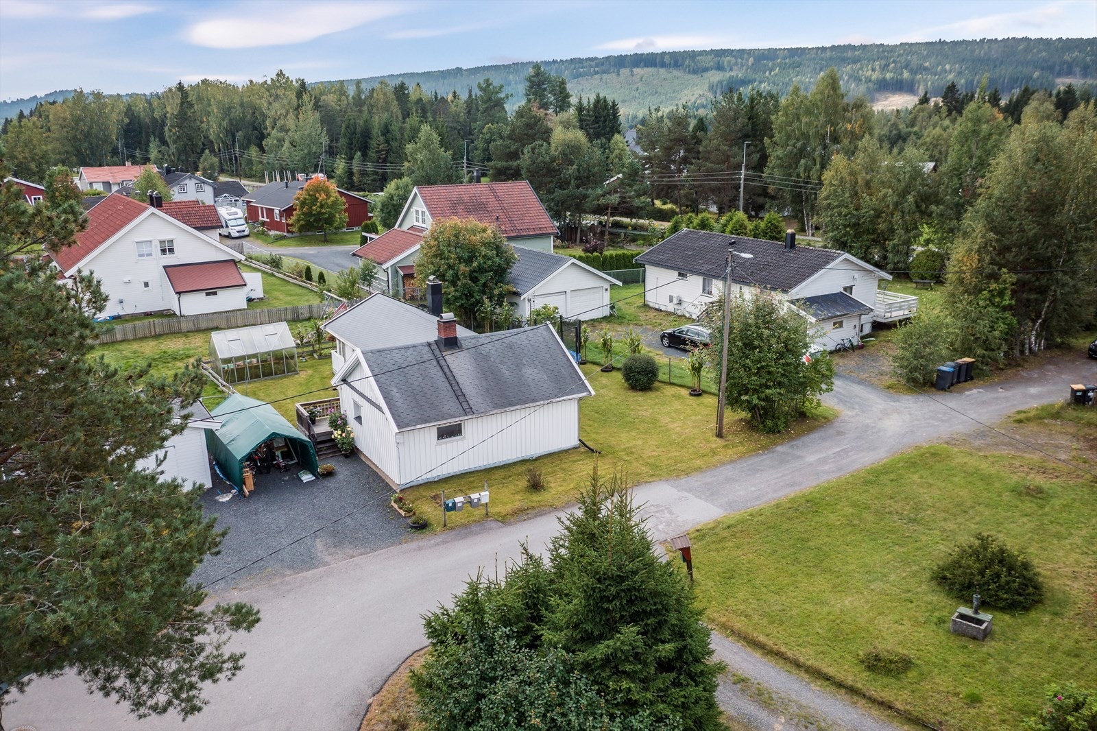 Eiendommen ligger i et stille og rolig boligfelt på Hanstad. Galleribilde