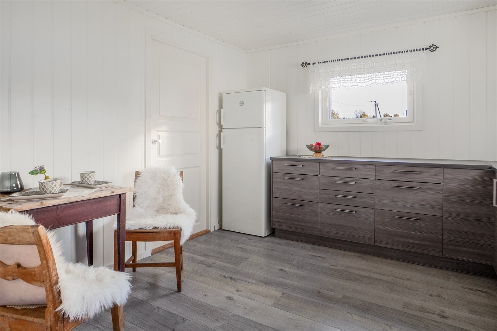 Kjøkkenet har plass til spisebord. Galleribilde