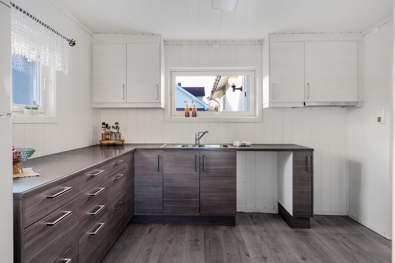 Pent kjøkken med godt med skap- og benkeplass. Galleribilde