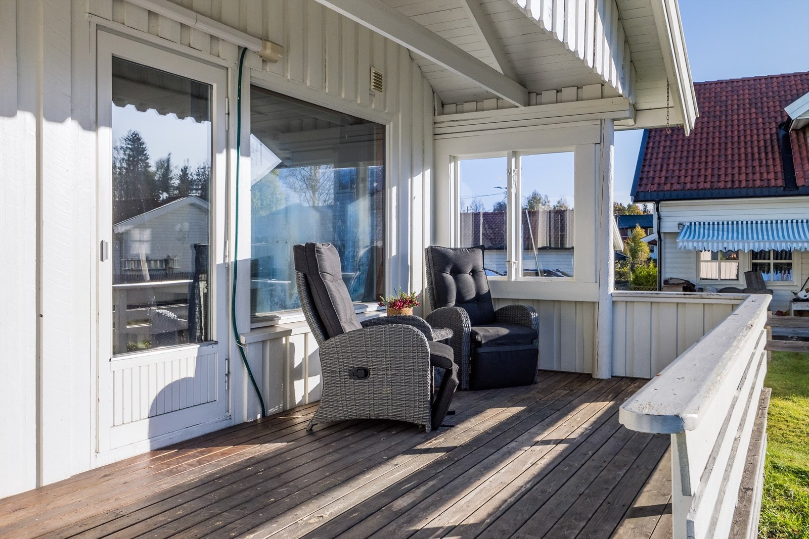 Solrik, dels overbygget terrasse med adkomst fra stuen. Galleribilde