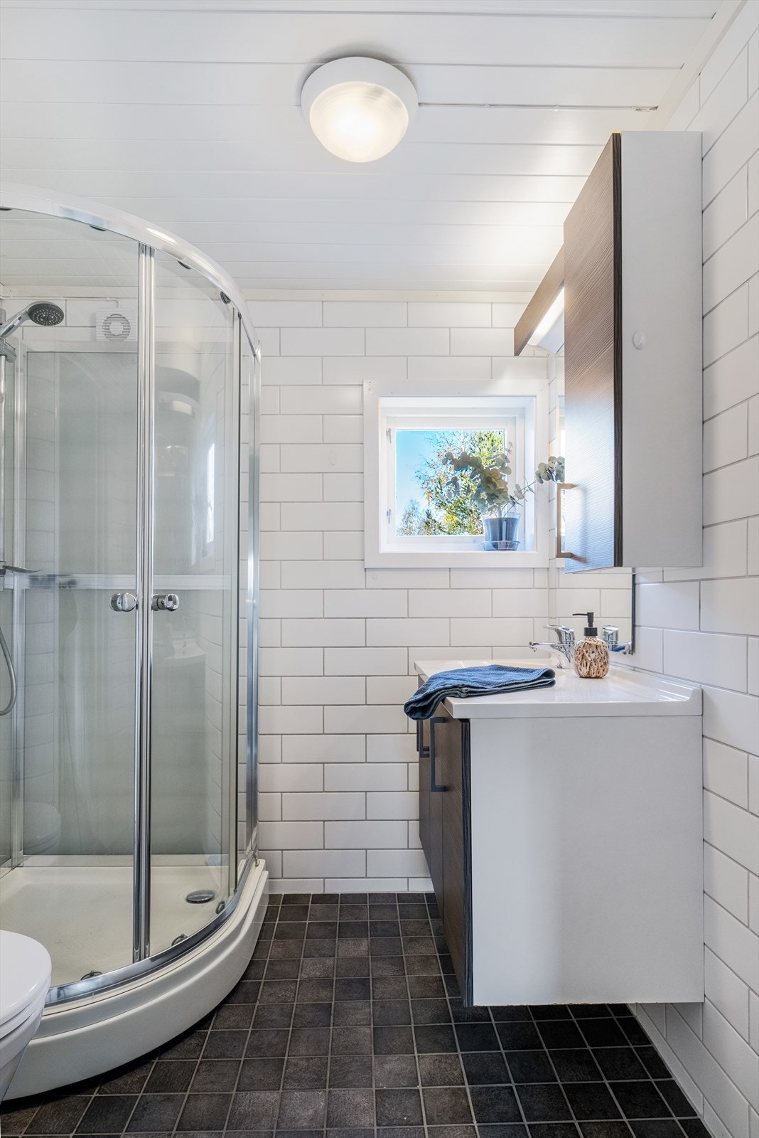 Flislagt bad i 1.etasje med elektriske varmekabler i gulvet. Galleribilde