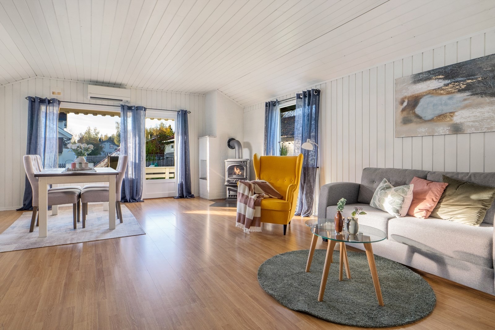 Koselig stue med god plass til sofagruppe og spisebord. Galleribilde