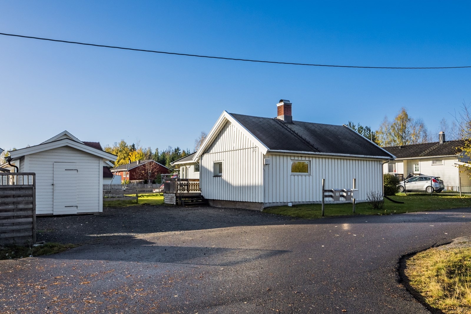 God plass til parkering foran eiendommen. Galleribilde