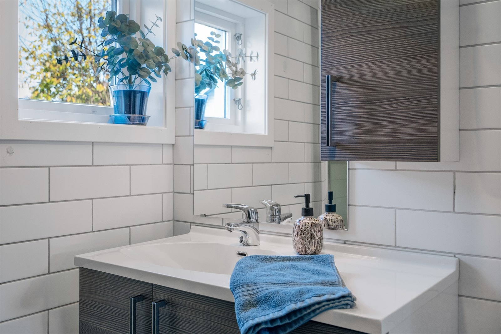 Badet i 1.etasje er innredet med toalett, servant på innredning og dusjkabinett. Galleribilde