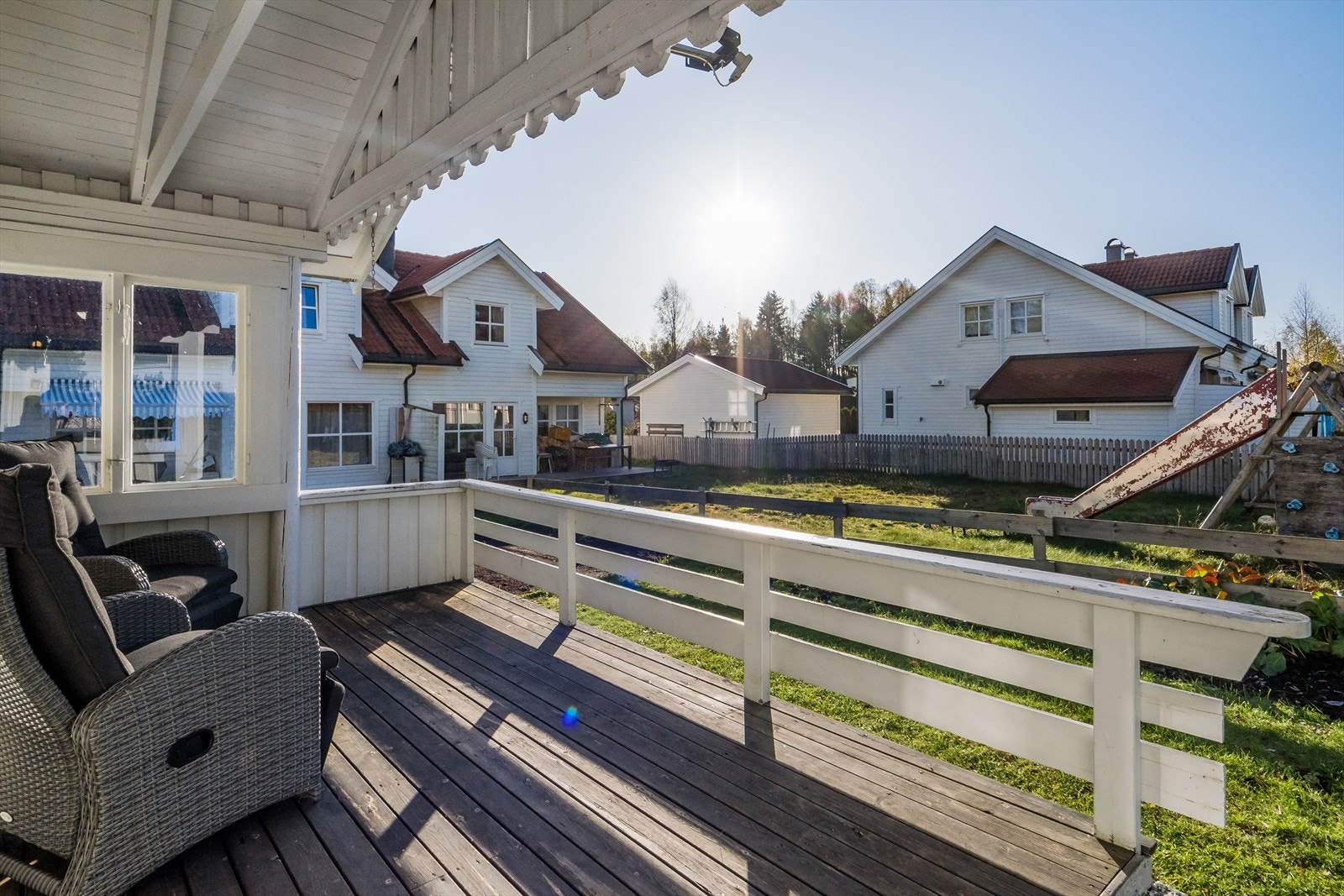 Fra terrassen har man adgang til koselig hageflekk. Galleribilde