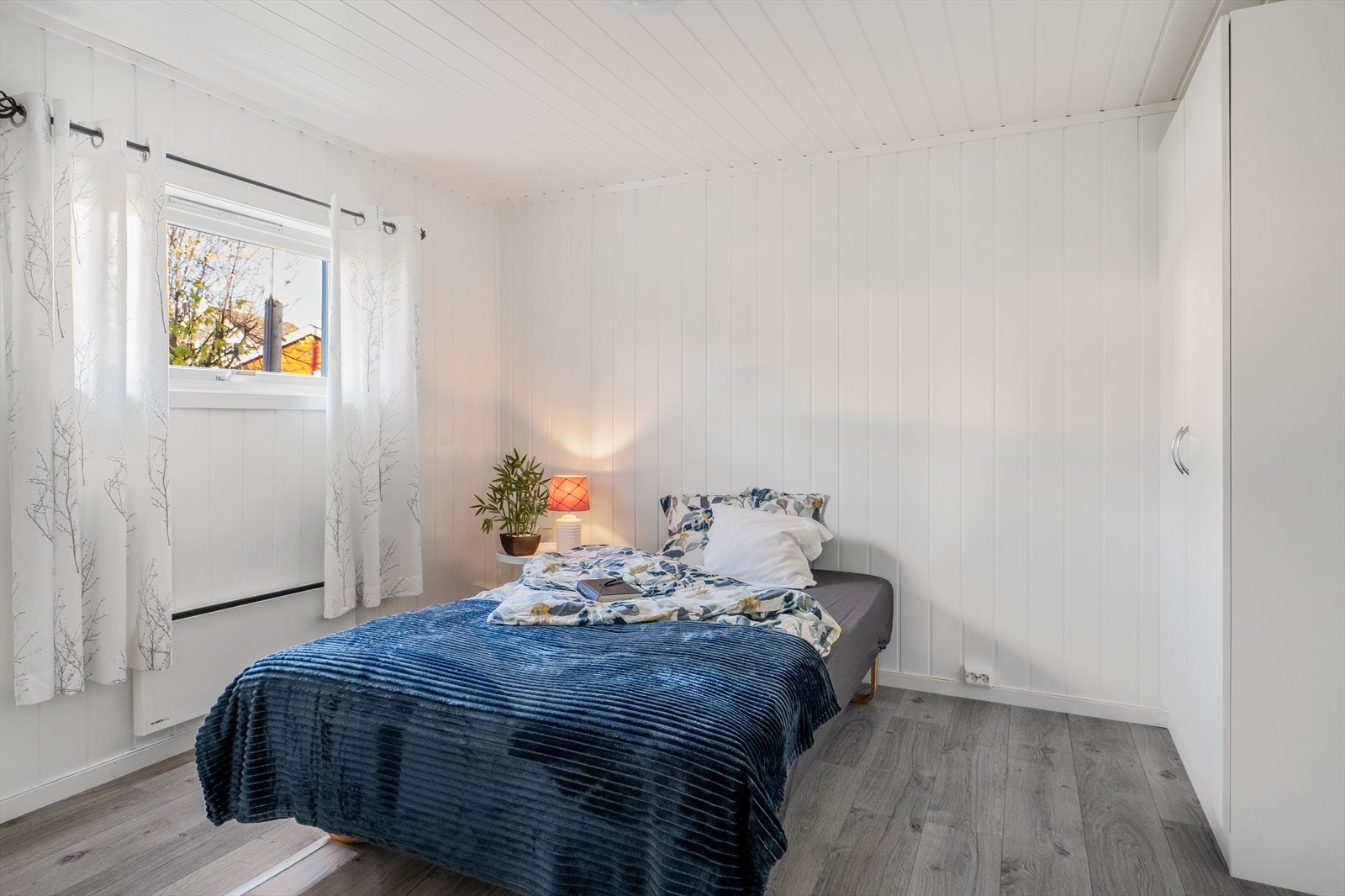 Boligen har til sammen tre soverom, her fra hovedsoverommet i 1.etasje. Galleribilde