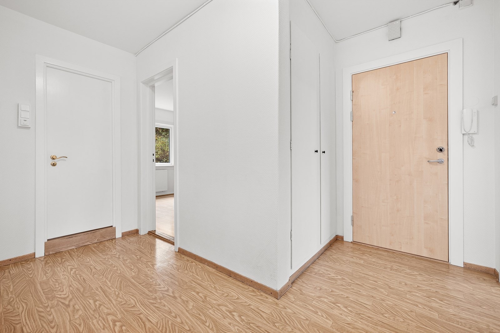 Entré med plass til anheng av klær og sko Galleribilde