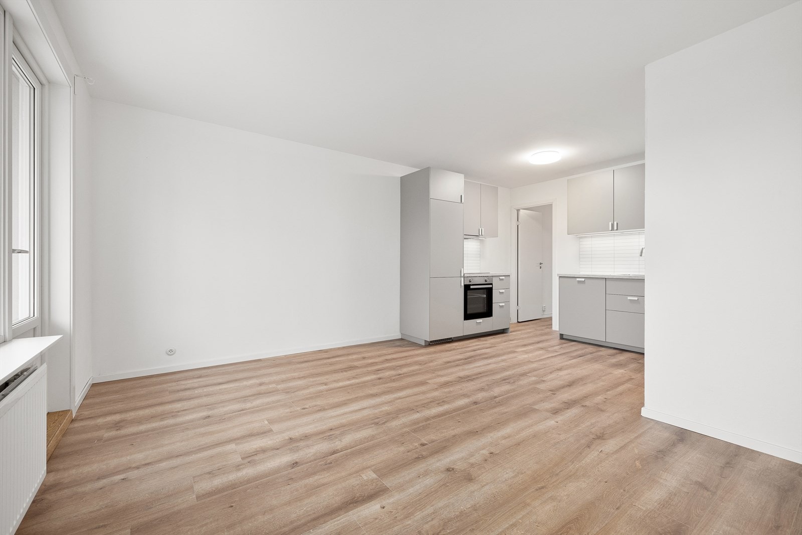 Lys og åpen stue med plass til spisebord og sofagruppe Galleribilde