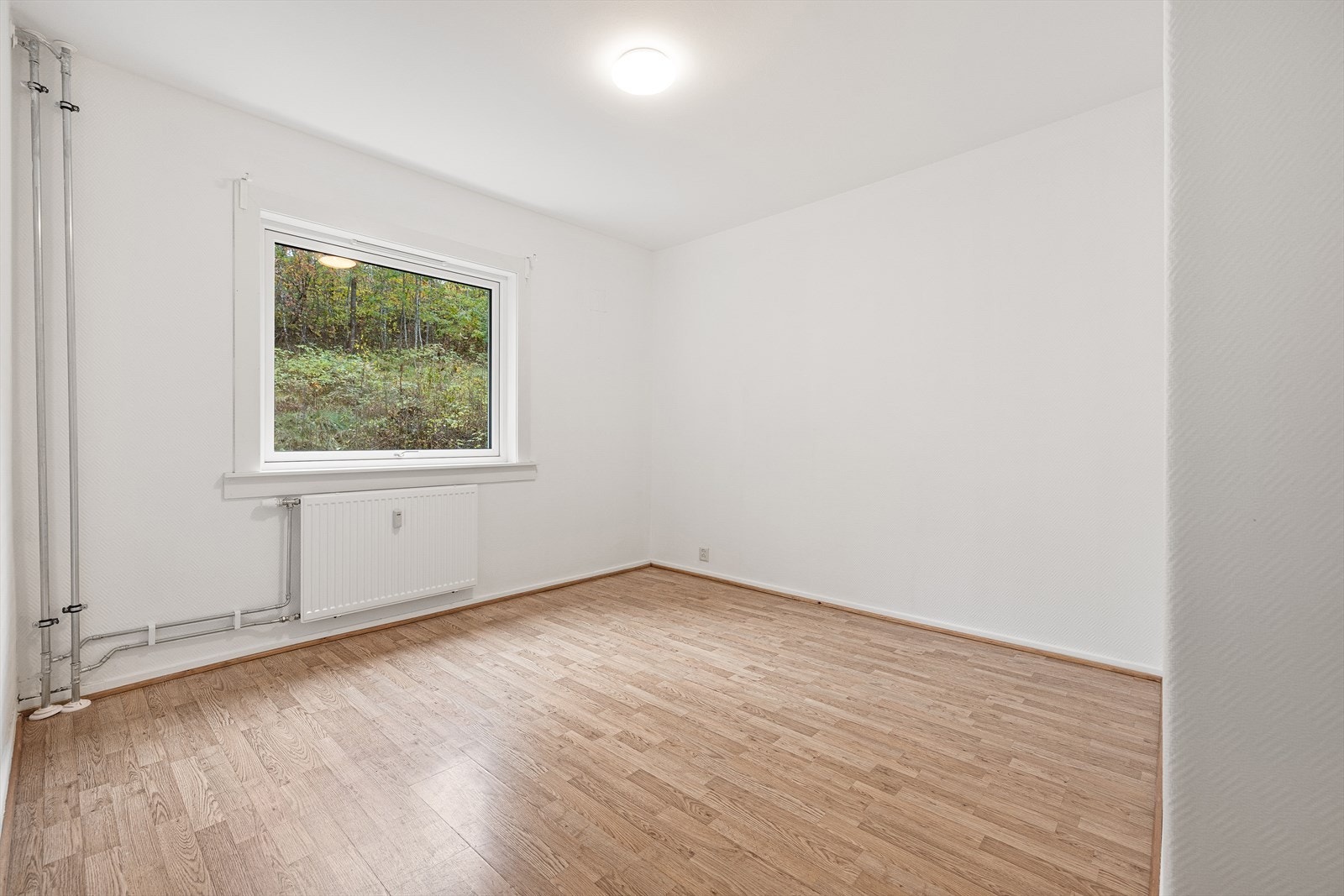 Soverom II ligger rolig til med plass til dobbeltseng og garderobe Galleribilde