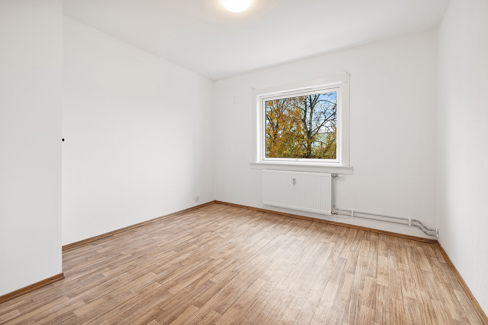 Soverom I med plass til dobbeltseng og garderobeskap Galleribilde