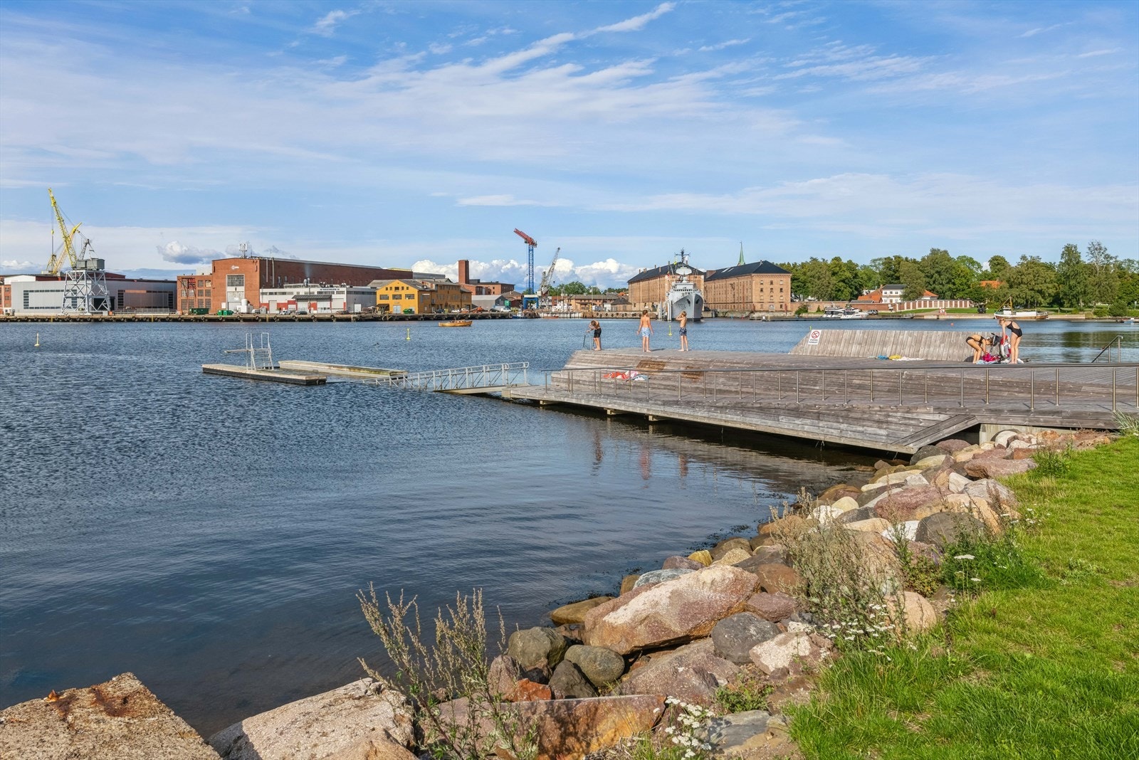 Kystparken med aktiviteter og badeplass rett nedenfor ved vannkanten. Galleribilde