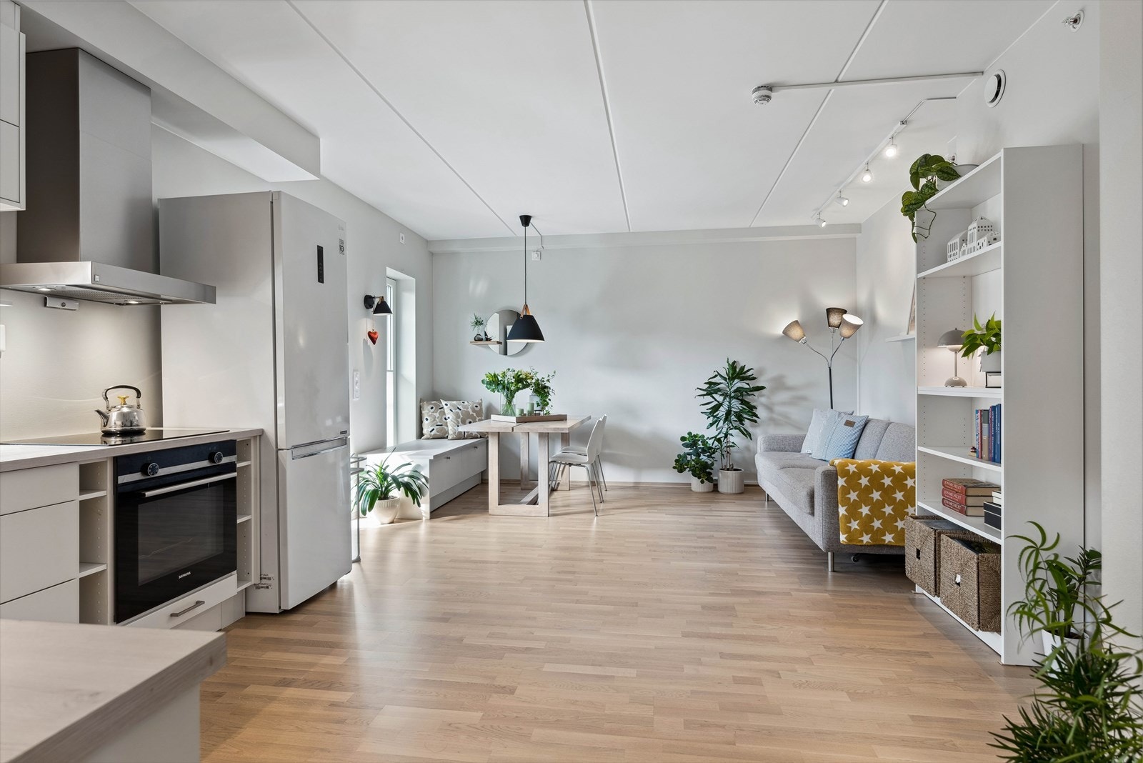 Stue/kjøkken - Lyst og delikat med god plass til spisebord og sofagruppe. Galleribilde