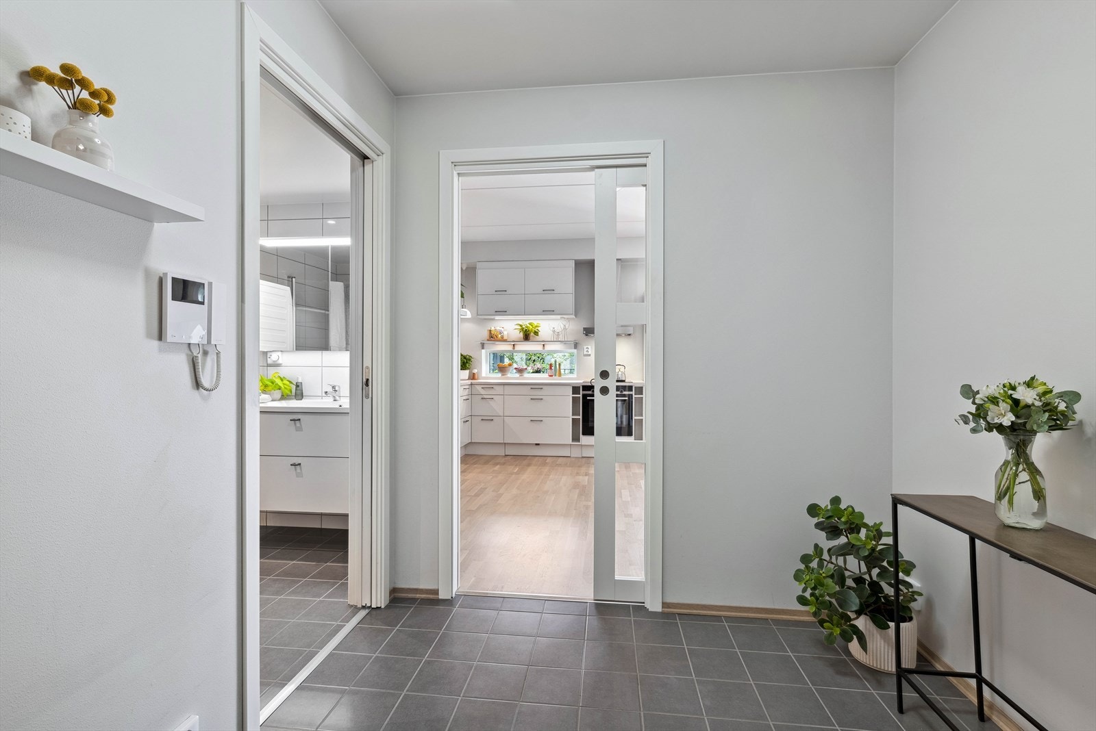 Entré/gang med fliser og vannbåren varme. Galleribilde