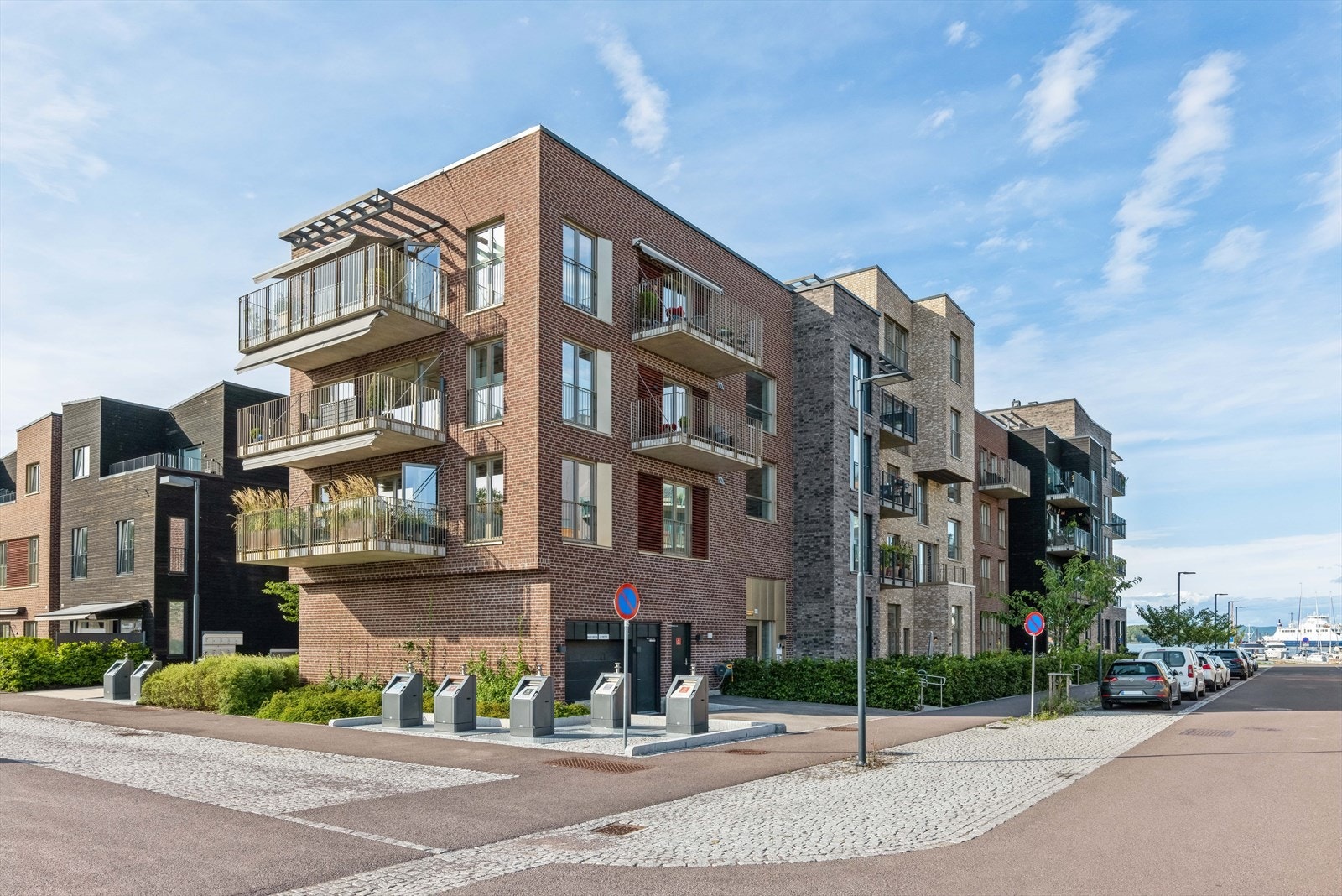 Felles avfallstasjon. Innkjøring til garasjeanlegg på enden av bygget. Galleribilde