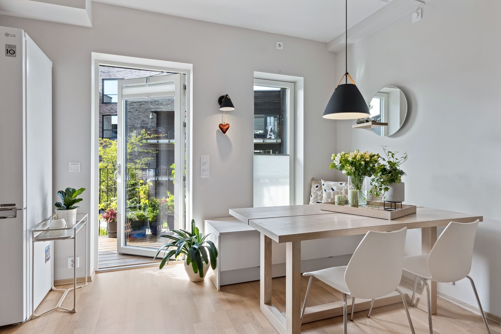 Stue med fin spiseplass ved vinduer. Galleribilde