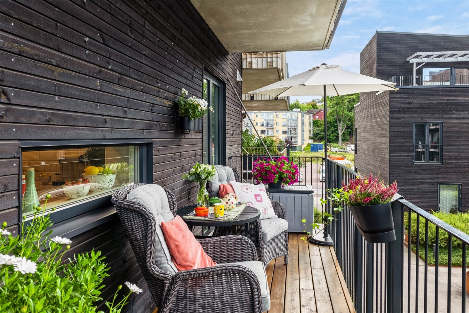 Balkong m/sol fra ca. kl. 12:30 til kl. 19:30 på sommerstid. Galleribilde