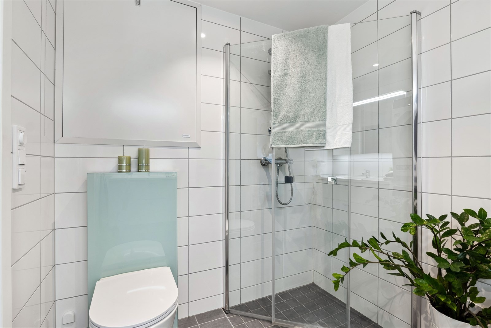 Flislagt bad med el. varmekabler i gulv og downlights i himling. Galleribilde