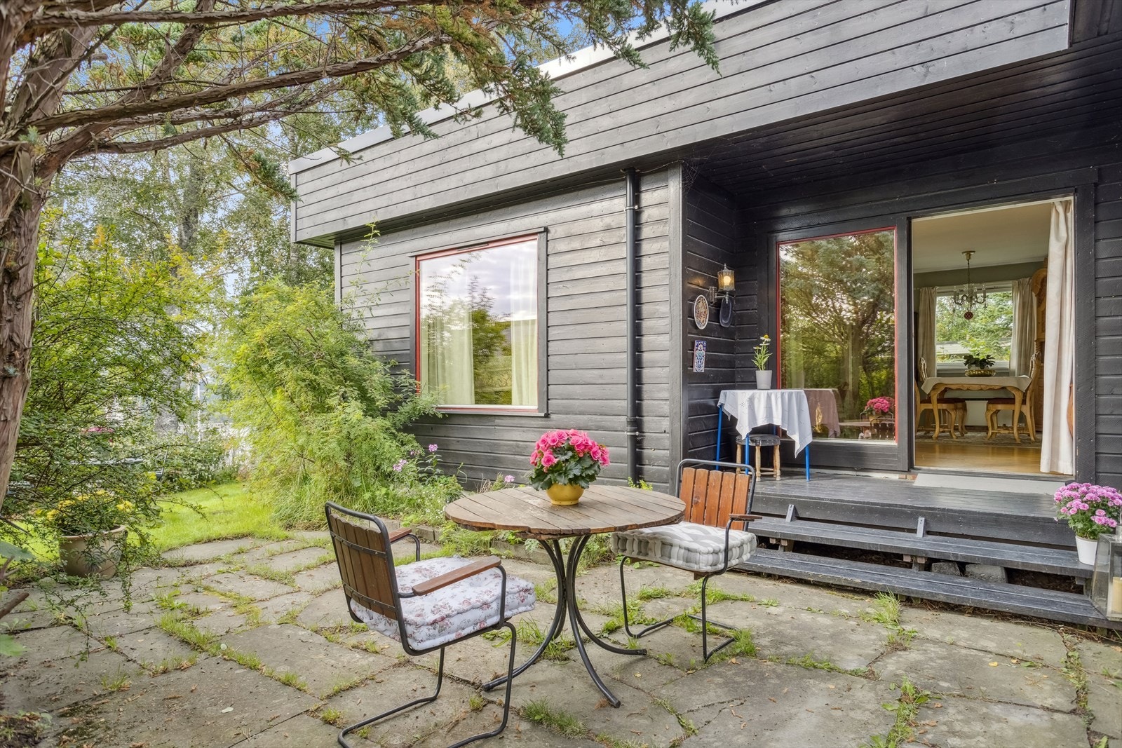 Utgang til den skjermede hagen fra stuen. Galleribilde