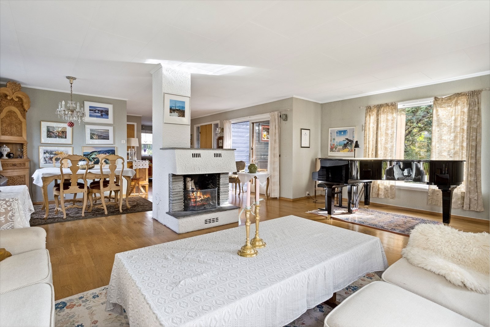 Peisen lager et skille mellom spisestuedelen og resten av stuen. Galleribilde