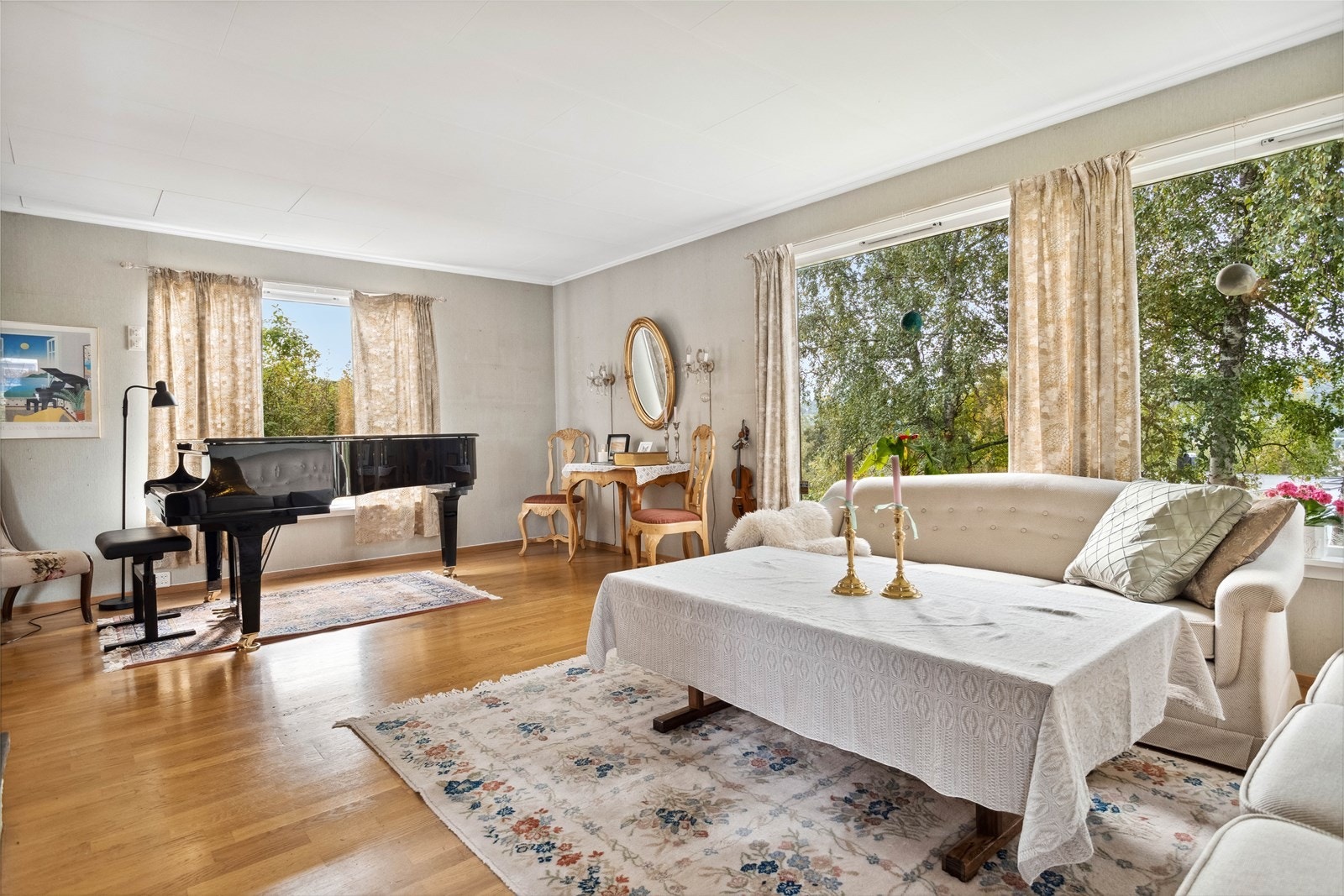 Stor og lys stue med store vindusflater. Galleribilde