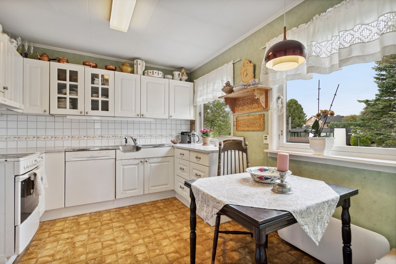 Separat kjøkken på 10,2m². I bakkant av kjøkkenet er det et vaskerom som også har egen dør ut til hagen. Galleribilde