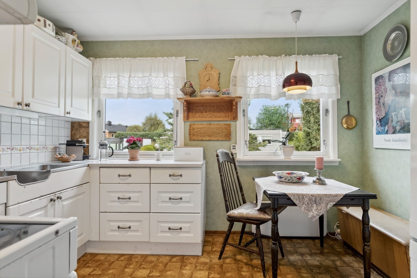 Det separate kjøkkenet har plass til et lite spisebord. Galleribilde