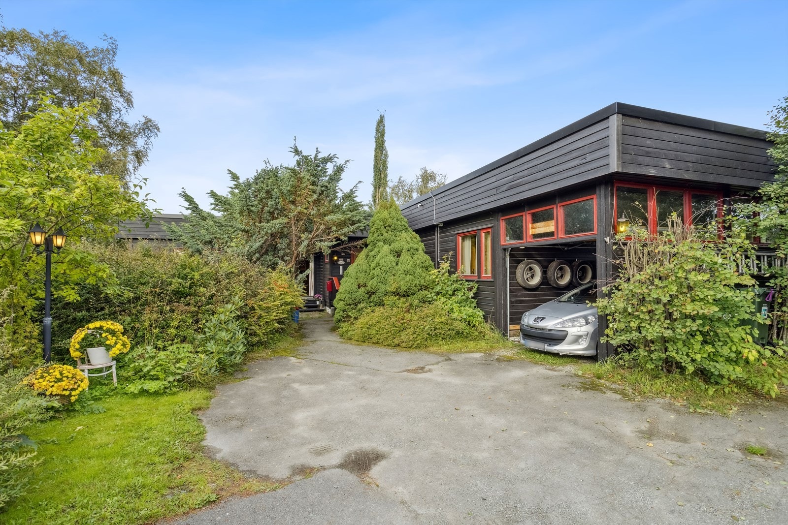 I tilknytning til huset er det en carport med bod i bakkant. Galleribilde
