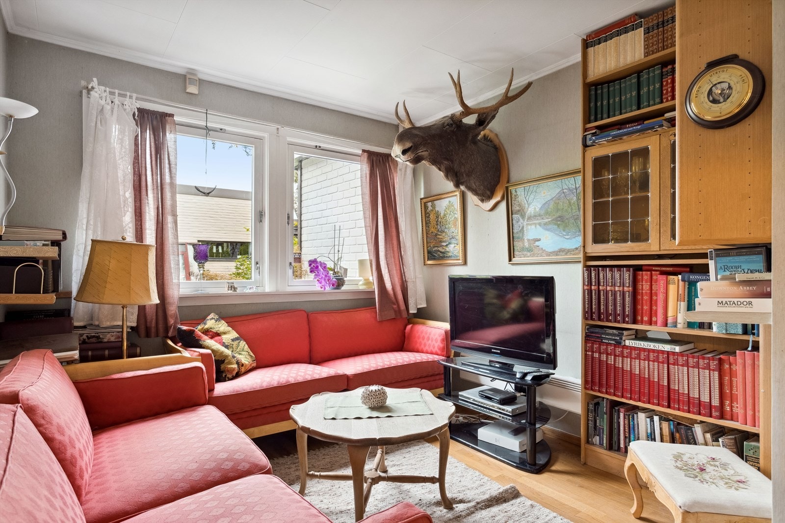 Det er 3 soverom på hovedplanet. Tv-stuen kan med relativt enkle grep bli et fjerde soverom. Galleribilde