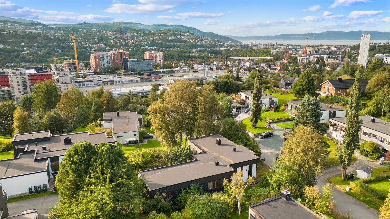 Sunnlandsvegen 76 ligger i et meget rolig og veletablert eneboligområde. Galleribilde