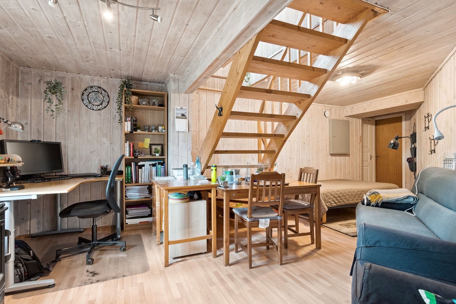 Sokkeletasjen har egen inngang samt innvendig trappeløp fra hovedplanet. Galleribilde